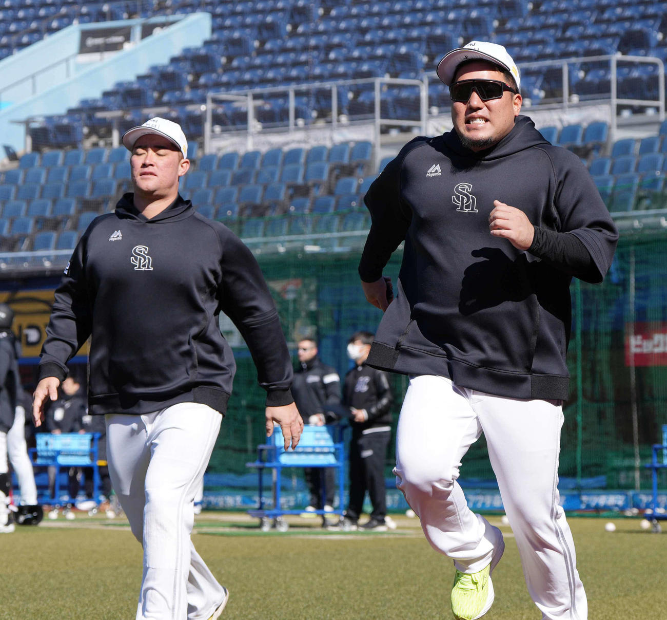ロッテ対ソフトバンク　試合前の練習に臨むソフトバンク、リチャード（左）と山川（撮影・小沢裕）