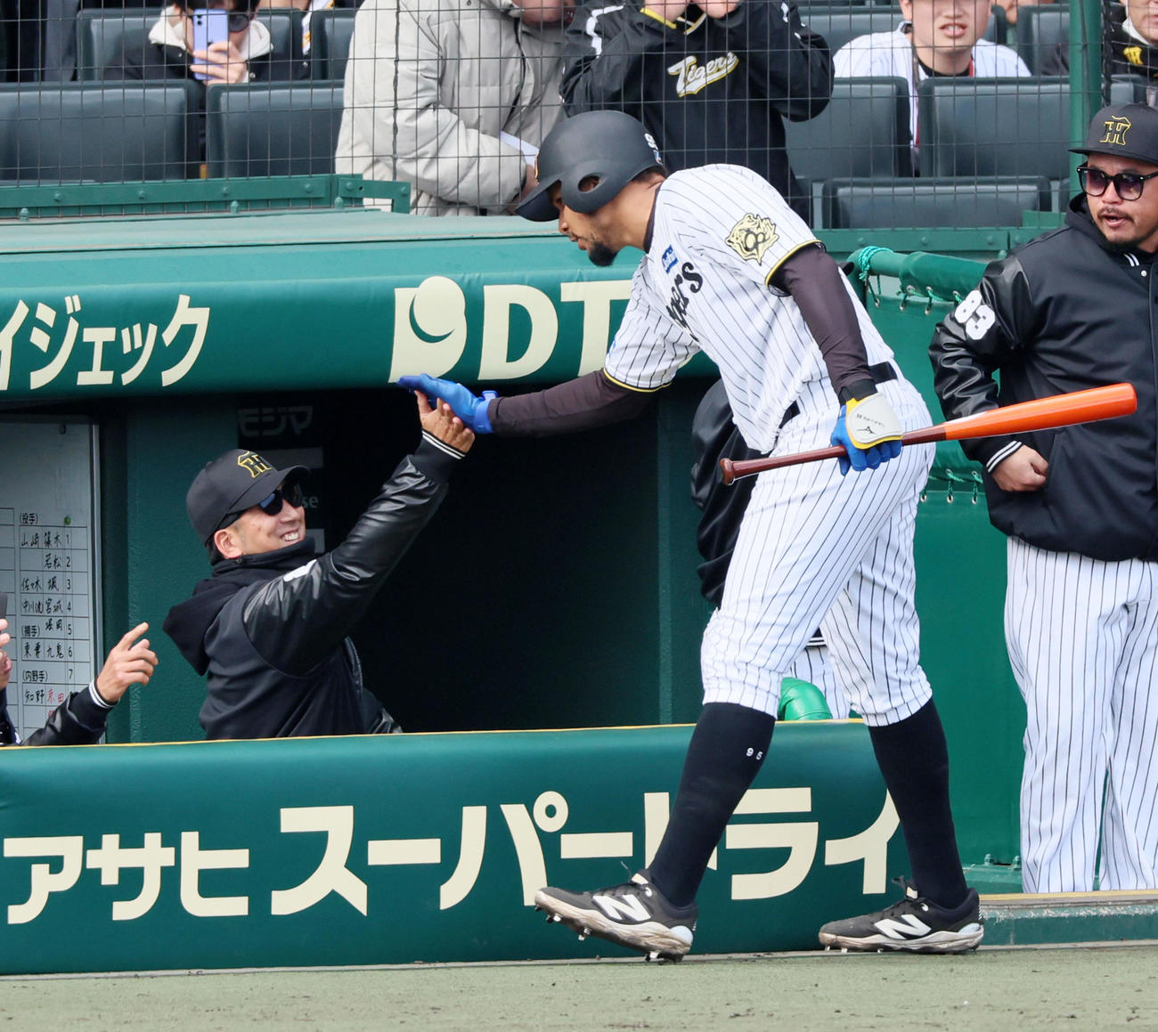 阪神対DeNA 5回裏阪神1死、藤川監督は左中間越えソロ本塁打を放ったヘルナンデス（右）と笑顔でタッチ（撮影・加藤哉