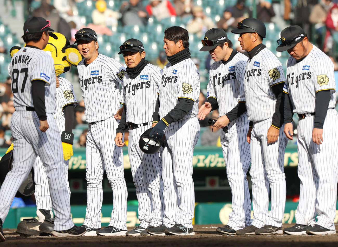 オープン戦・阪神対DeNA　阪神藤川監督（左から2人目）はDeNAに勝利し笑顔で整列しファンにあいさつする（撮影・上山淳一）