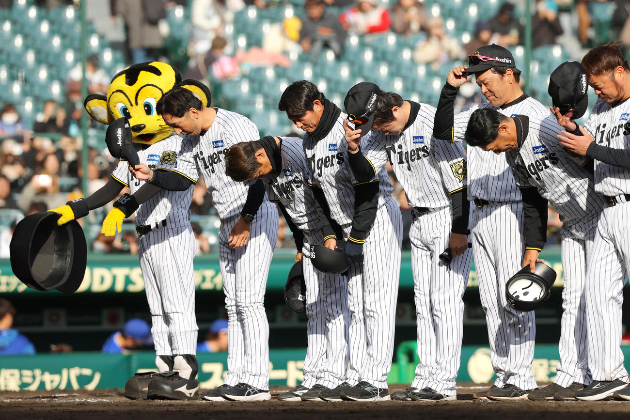 オープン戦・阪神対DeNA　阪神藤川監督（左）はDeNAに勝利し整列してファンにあいさつする（撮影・上山淳一）