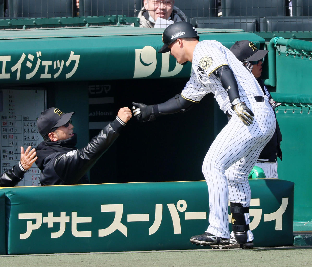 阪神対DeNA 1回裏阪神1死一塁、右越え2点本塁打を放った前川（右）をベンチで迎える藤川監督（撮影・加藤哉