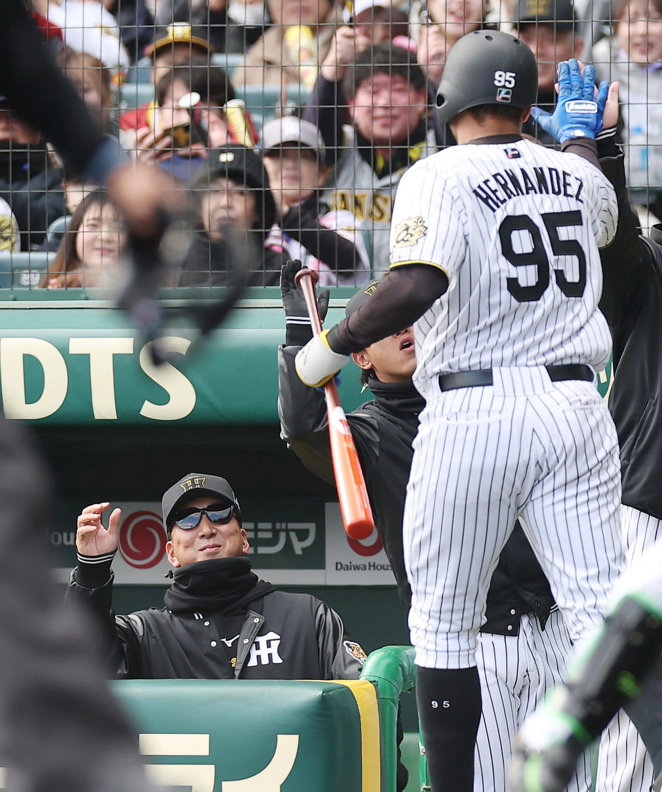 阪神対DeNA 5回裏阪神1死、本塁打を放ったヘルナンデス（右）を迎える藤川監督（撮影・前田充）