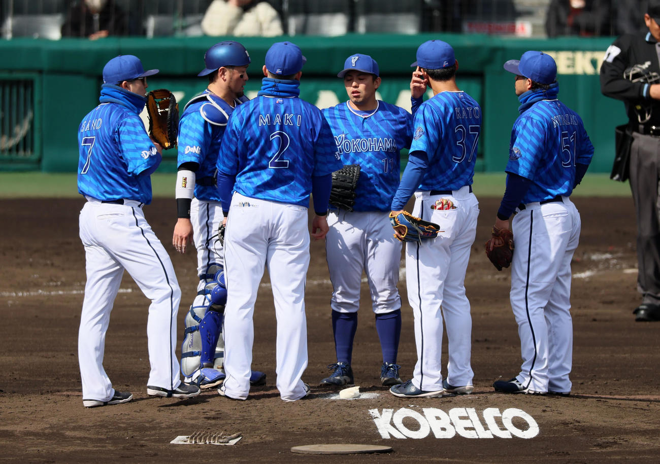 阪神対DeNA 3回裏阪神無死一、二塁、打者前川を迎え東のもとへ集まるDeNAナイン（撮影・加藤哉