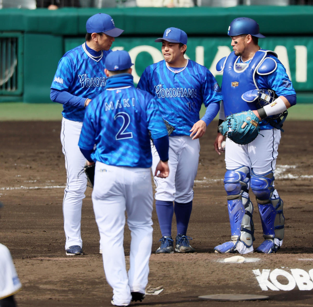 阪神対DeNA 3回裏阪神無死満塁、打者ヘルナンデスを迎え東に降板を告げる三浦監督（左）（撮影・加藤哉