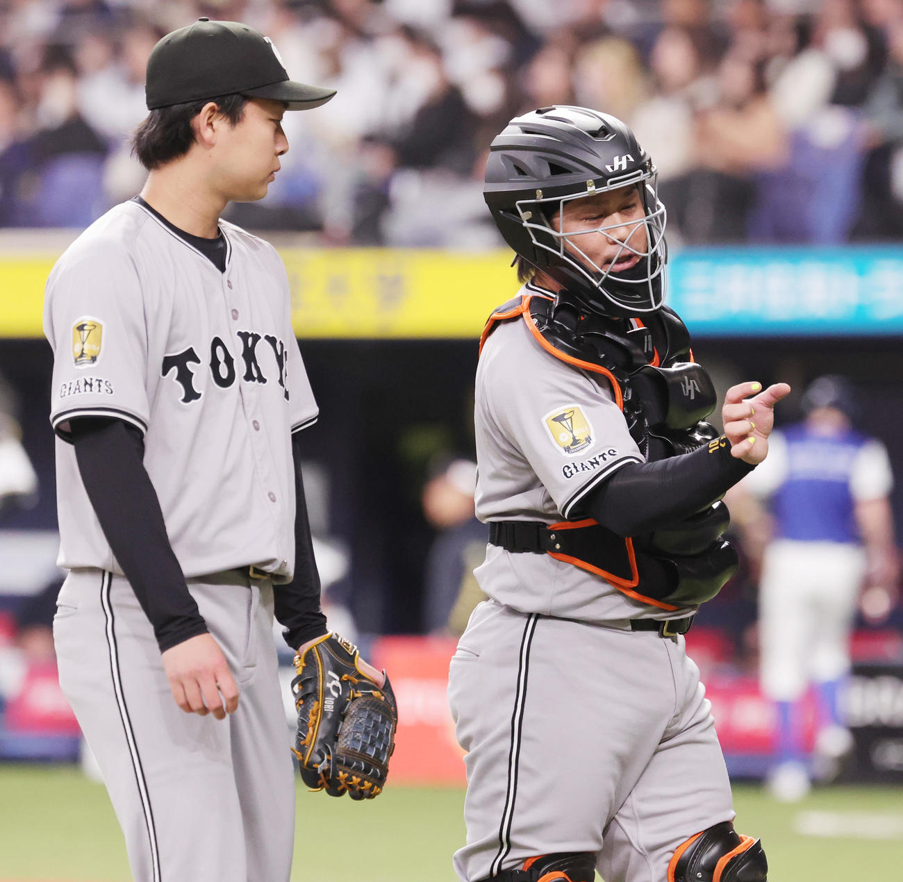 オリックス対巨人　先発の山崎伊（左）と話しながらベンチに戻る巨人甲斐（撮影・野上伸悟）