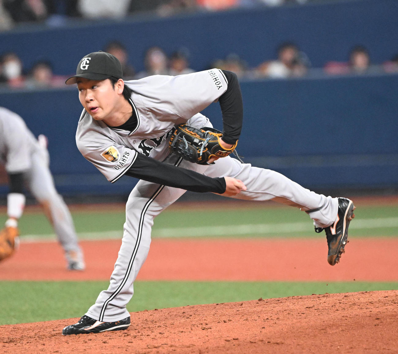 オリックス対巨人　先発する巨人山崎（撮影・和賀正仁）
