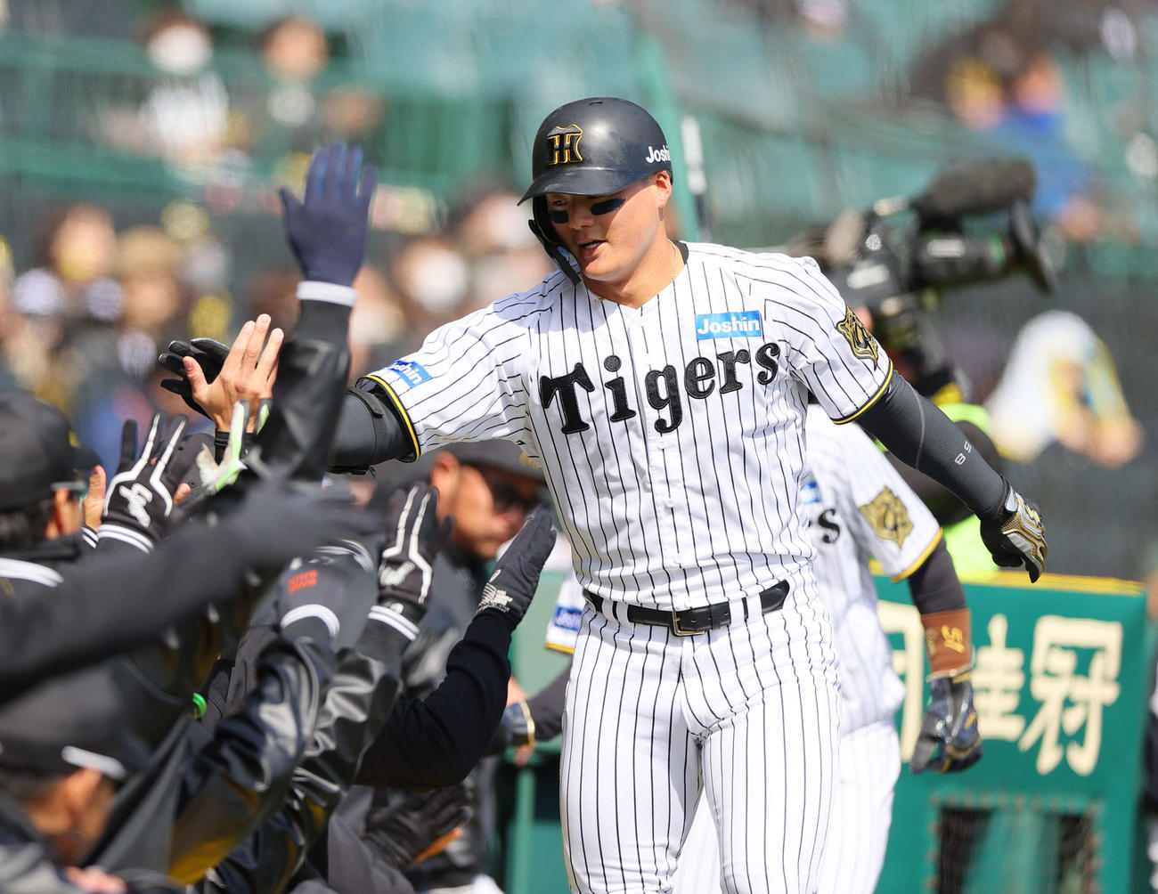 オープン戦・阪神対DeNA 1回裏阪神1死一塁、前川（右）は先制の右越えソロ2点打を放ちナインの祝福を受ける（撮影・上山淳一）