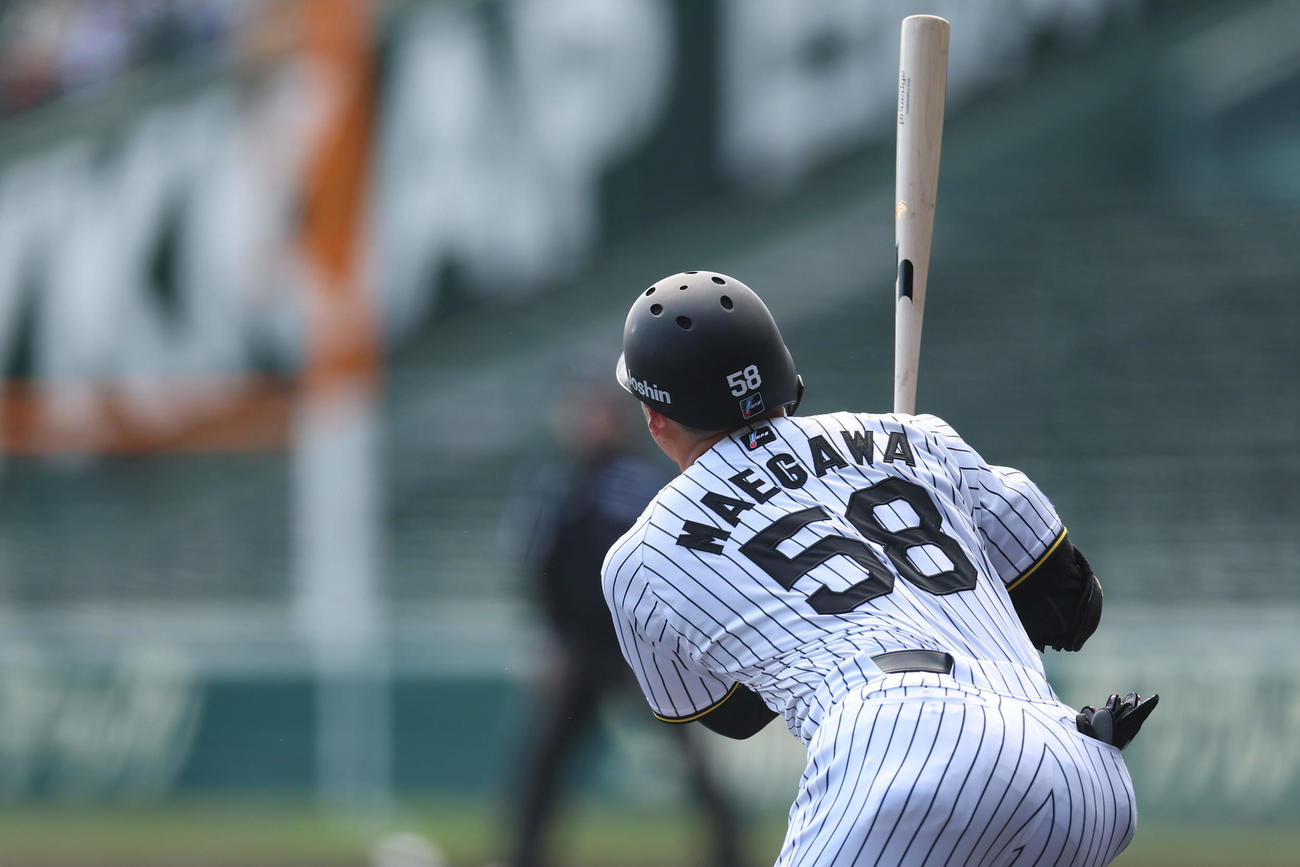 阪神対DeNA 1回裏阪神1死一塁、先制の右越え2点本塁打を放つ前川（撮影・前田充）