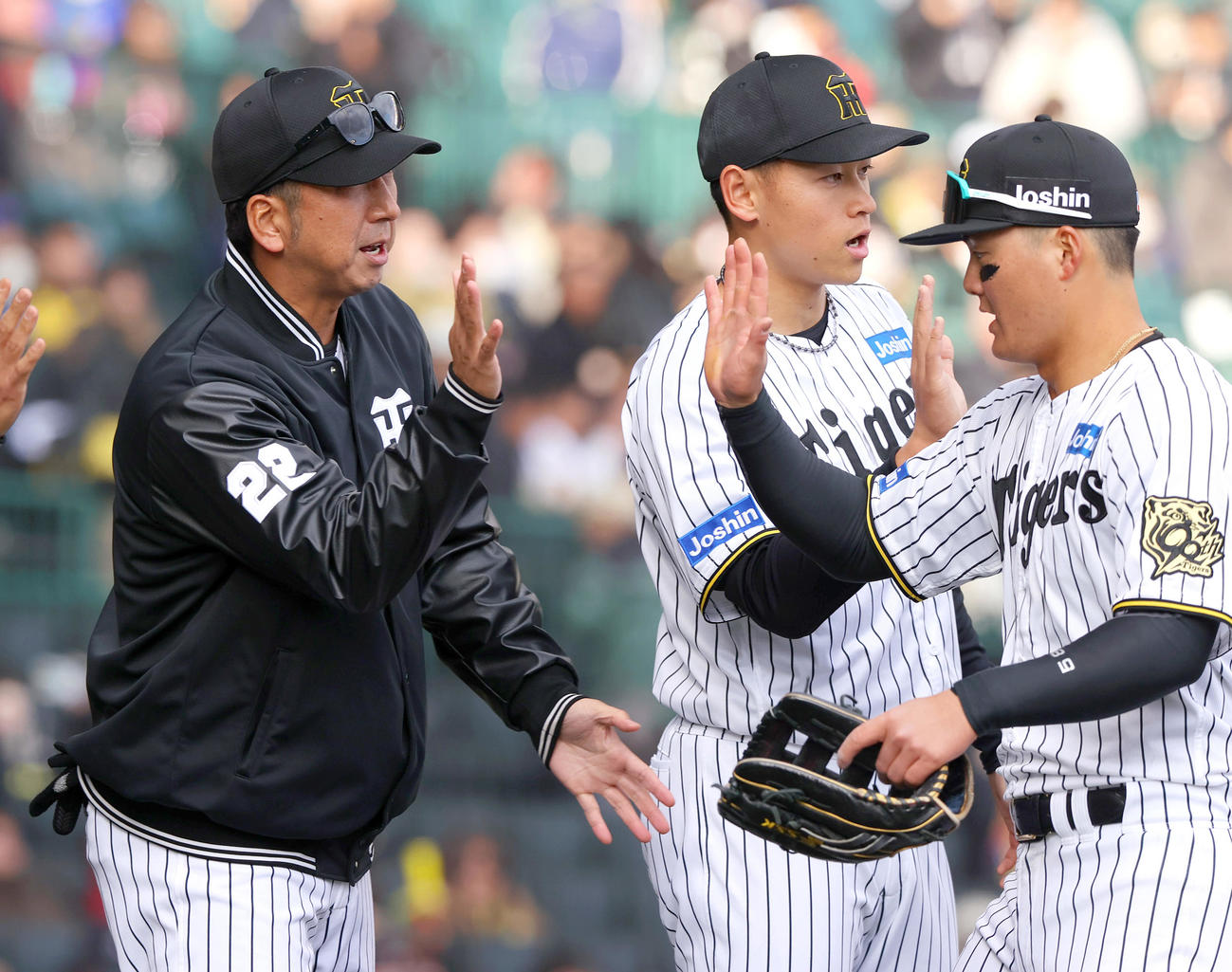 オープン戦・阪神対DeNA　阪神藤川球児監督（左）はDeNAに勝利し前川らナインとタッチをかわす。中央は早川（撮影・上山淳一）