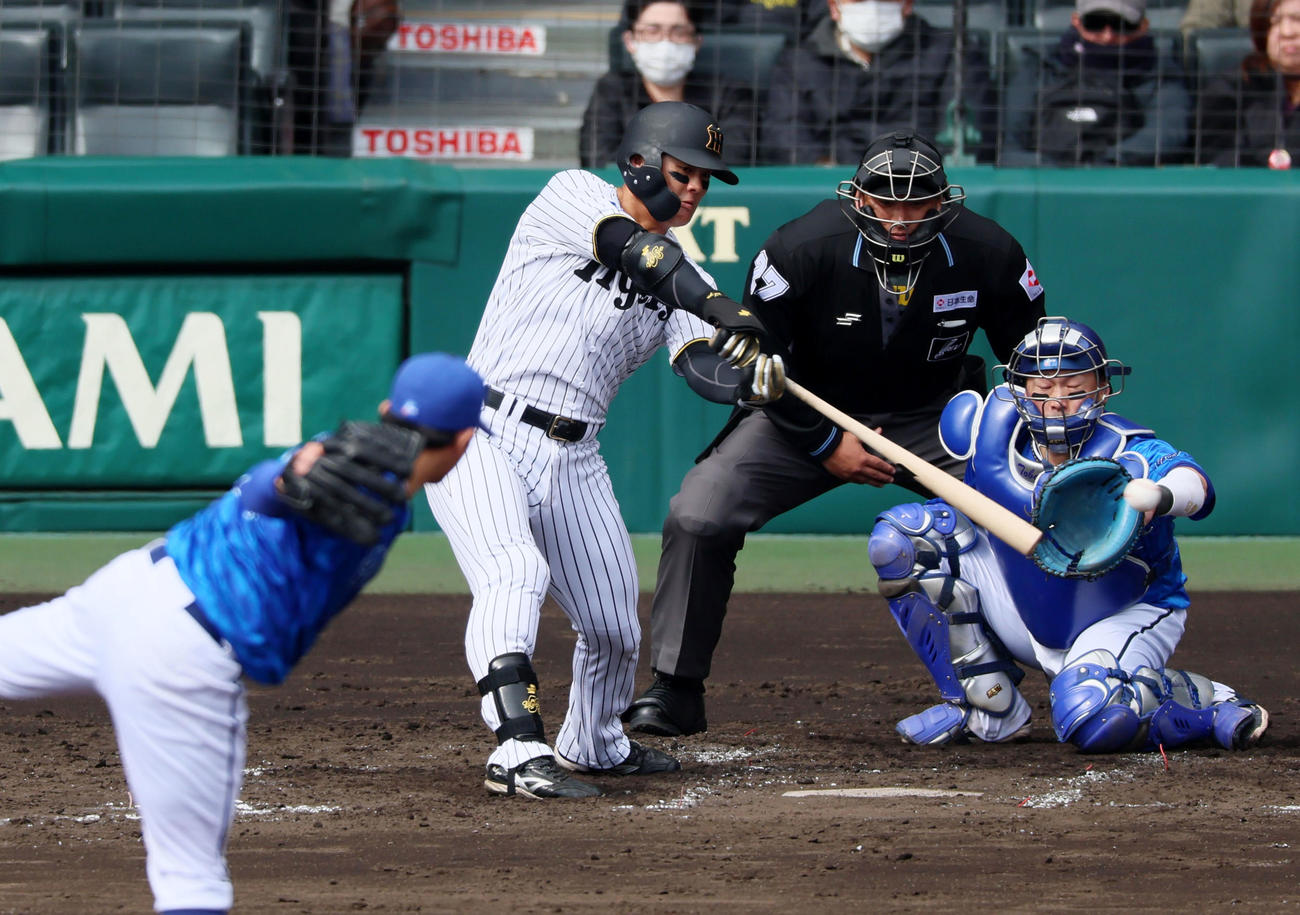 阪神対DeNA 3回裏阪神無死一、二、前川は左前打を放つ。投手東（撮影・加藤哉