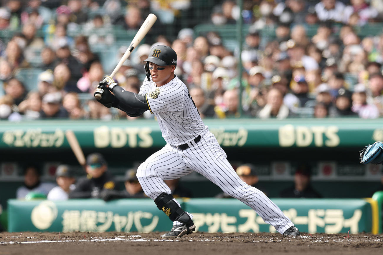 阪神対DeNA 3回裏阪神無死一、二塁、左前打を放つ前川（撮影・前田充）