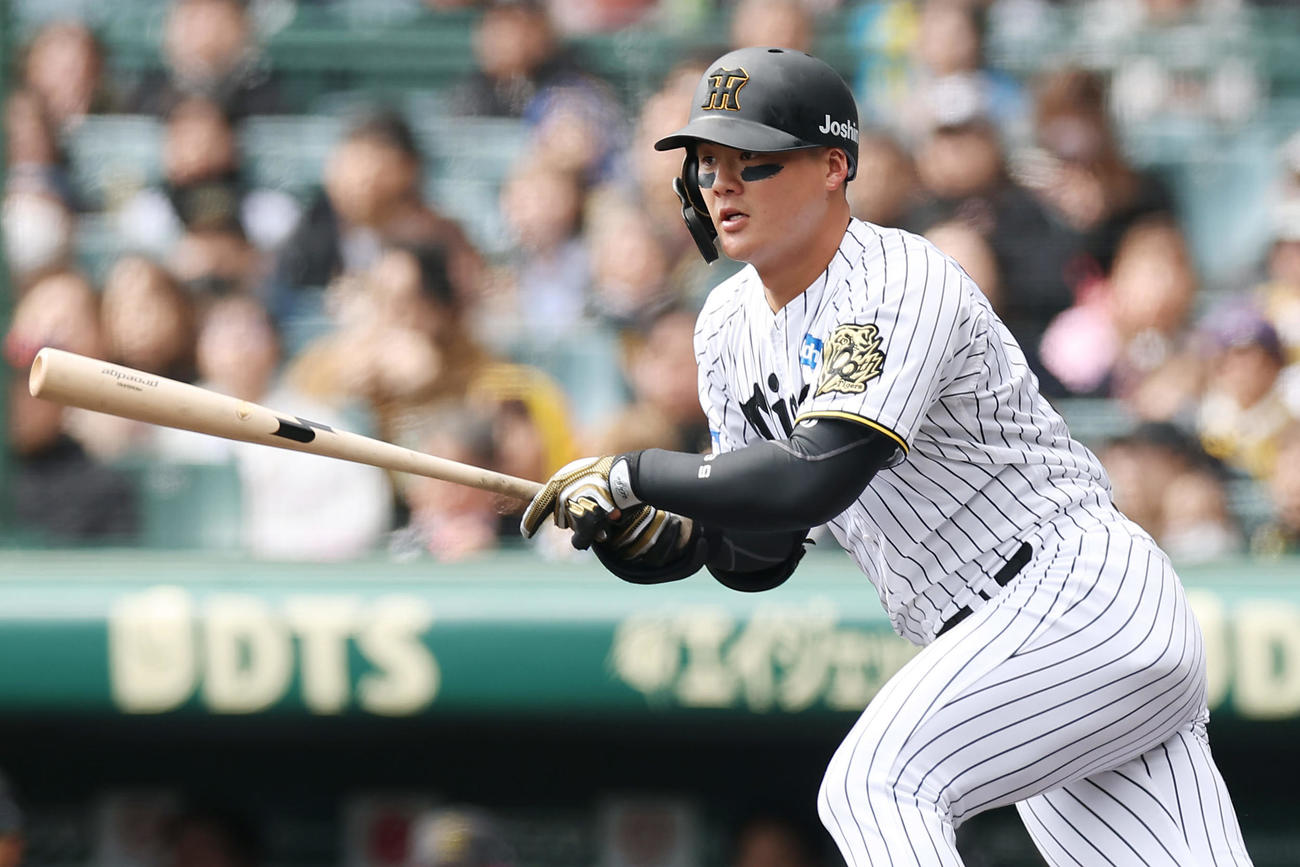 阪神対DeNA 3回裏阪神無死一、二塁、左前打を放つ前川（撮影・前田充）