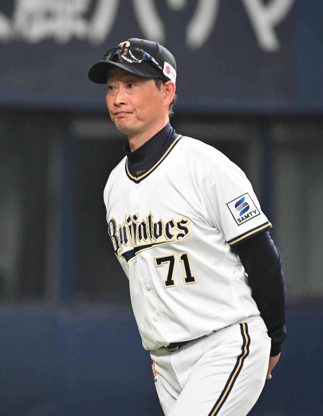 オリックス対巨人　6回を終え選手の交代を告げるオリックス岸田監督（撮影・和賀正仁）