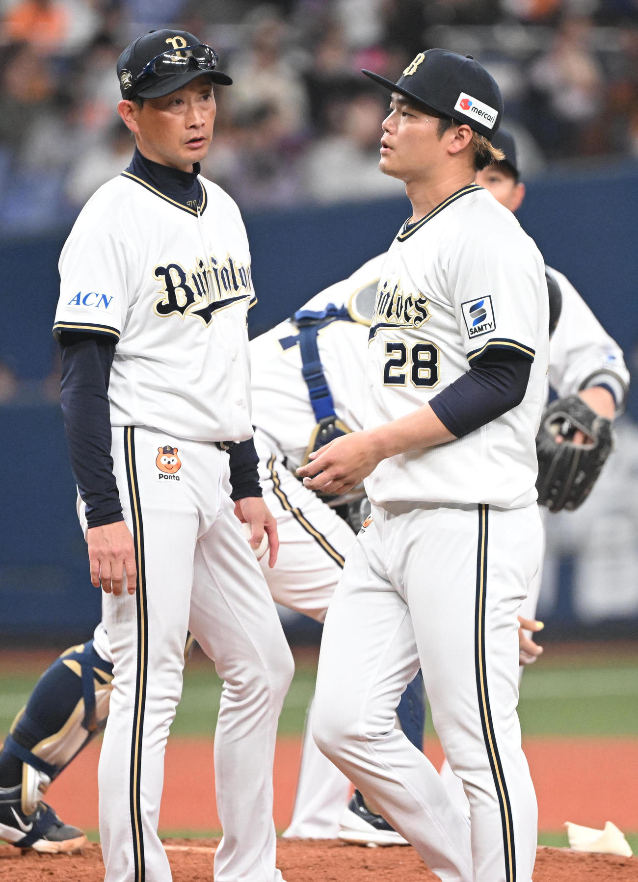 オリックス対巨人　6回3四球で満塁とした富山の鋼板を告げるオリックス岸田監督（撮影・和賀正仁）