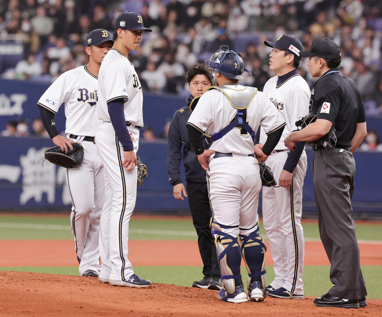 オリックス対巨人　4回表巨人無死二塁、オリックス先発の山下（左）は、厚沢投手コーチ（右から2人目）らと話し降板となる（撮影・野上伸悟）