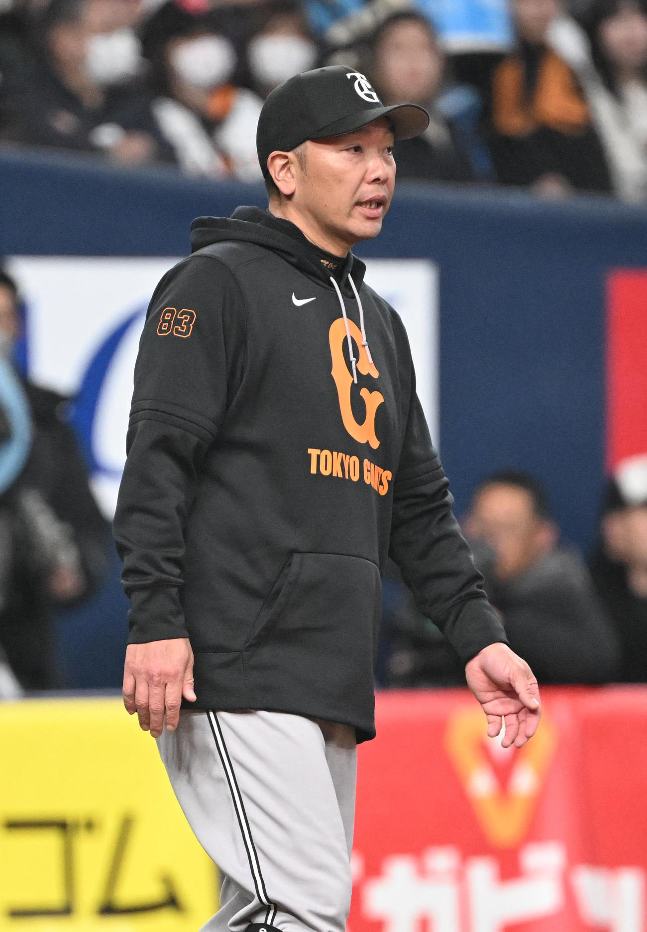 オリックス対巨人　5回表を終え選手の交代を告げる巨人阿部監督（撮影・和賀正仁）