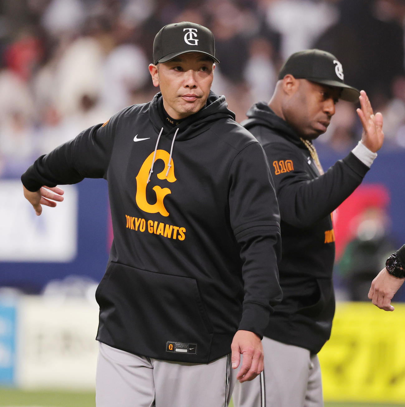 オリックス対巨人　勝利し選手を出迎える巨人阿部監督（撮影・野上伸悟）