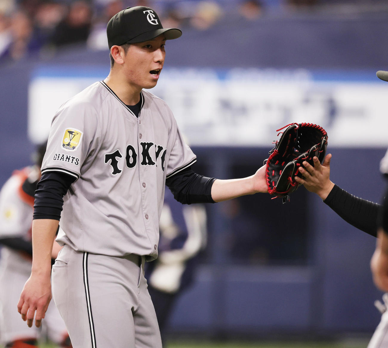 オリックス対巨人　5回裏を無失点で終えベンチに戻る巨人戸郷（撮影・野上伸悟）