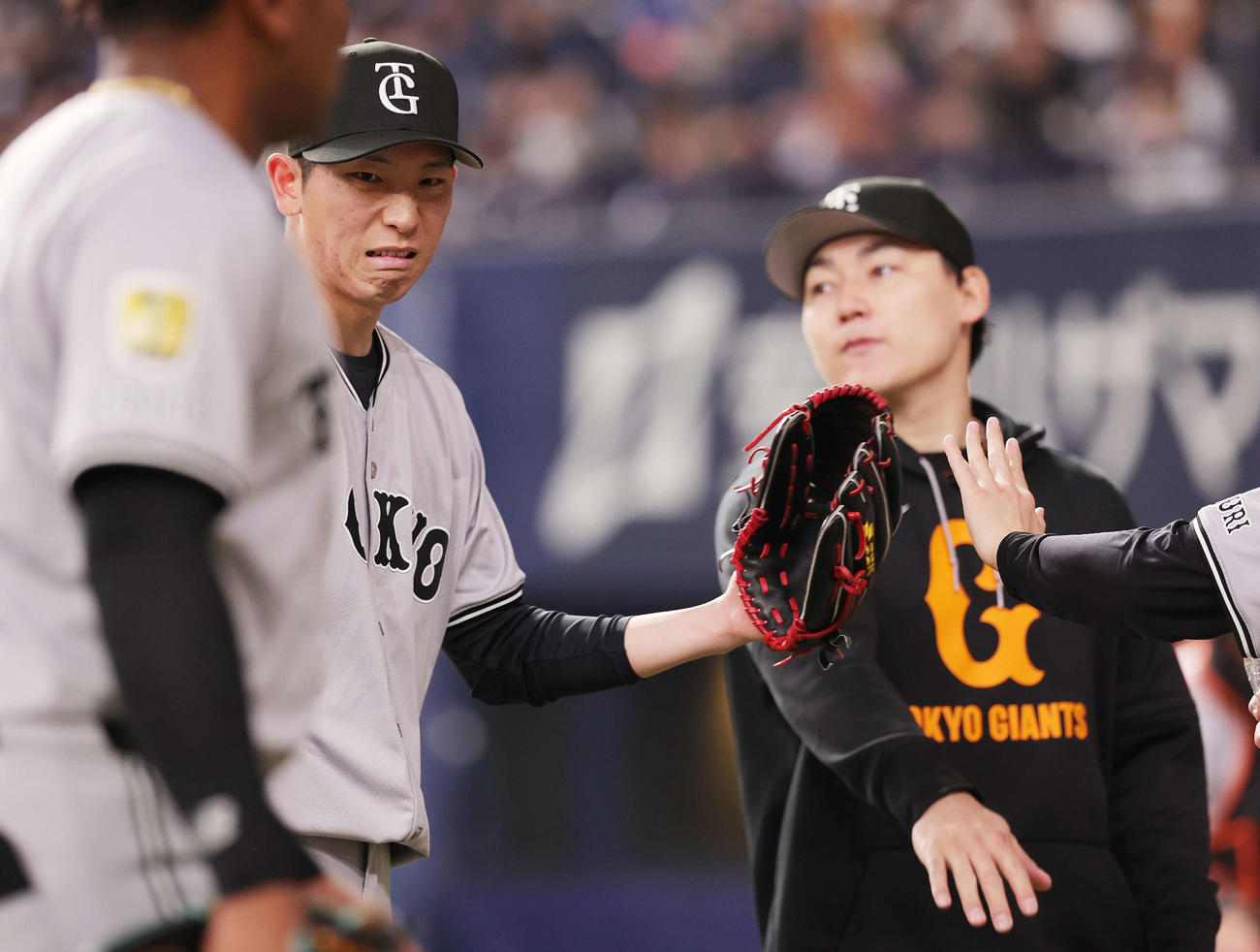 オリックス対巨人　6回裏を無失点で終えるも、渋い表情でグラブタッチする巨人戸郷（撮影・野上伸悟）
