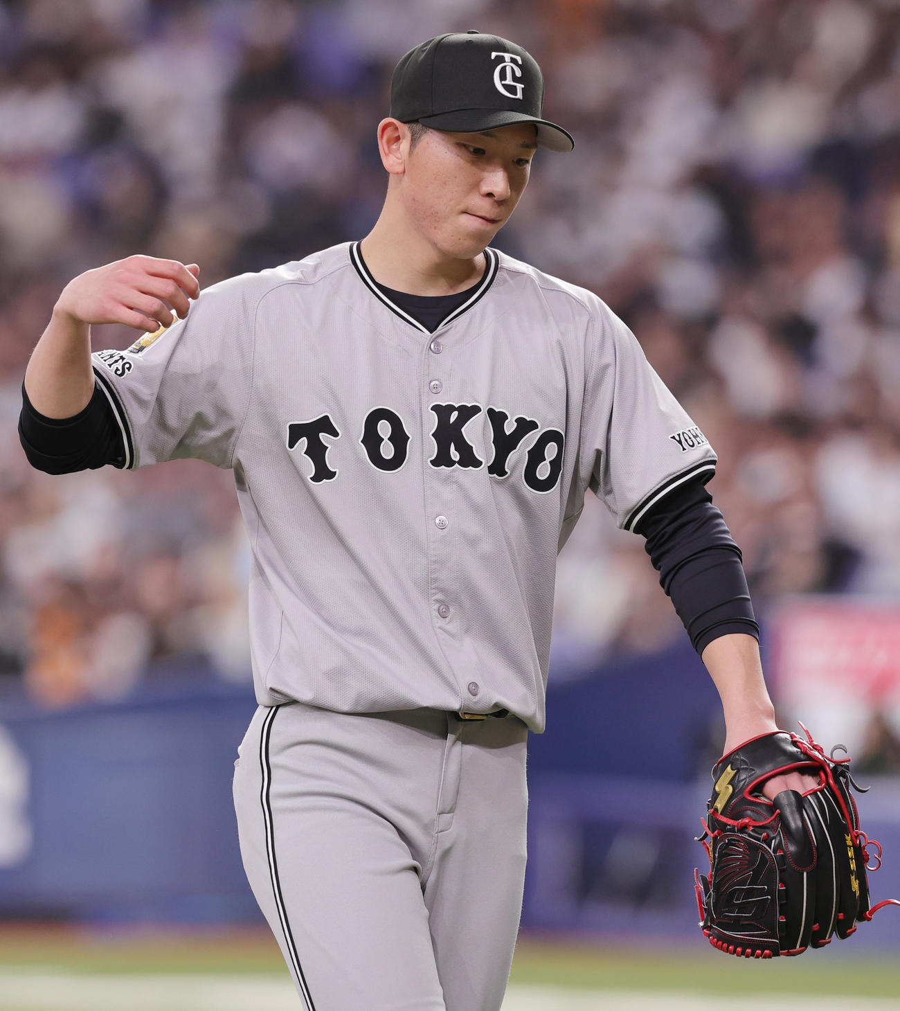 オリックス対巨人　5回裏を投げ終え、フォームを確認しながらベンチに戻る巨人戸郷（撮影・野上伸悟）