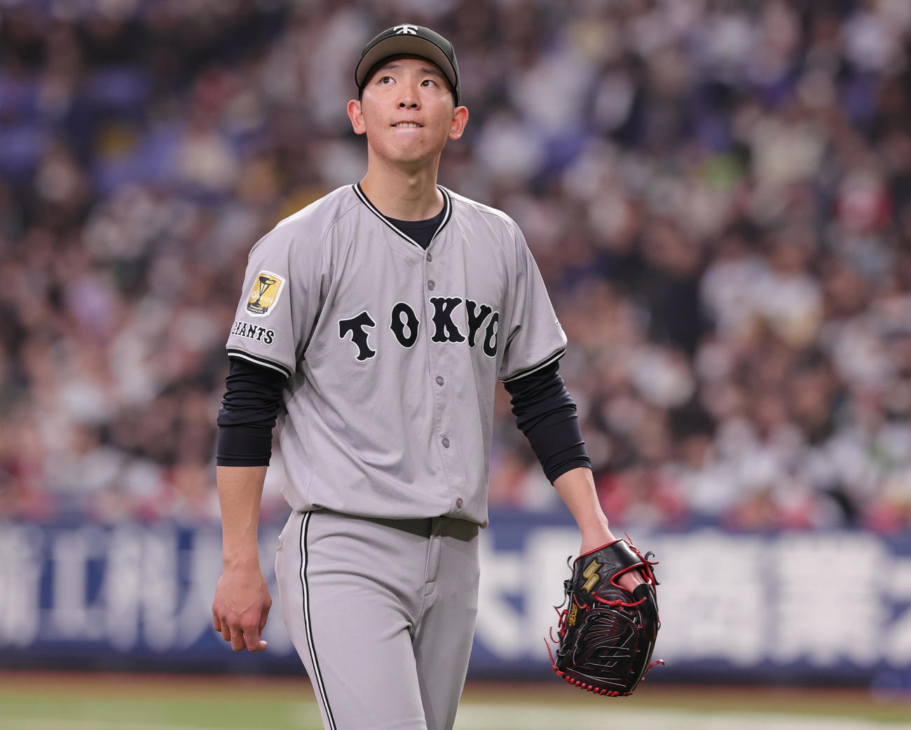 オリックス対巨人　6回裏を投げ終え、ベンチに戻る巨人戸郷（撮影・野上伸悟）