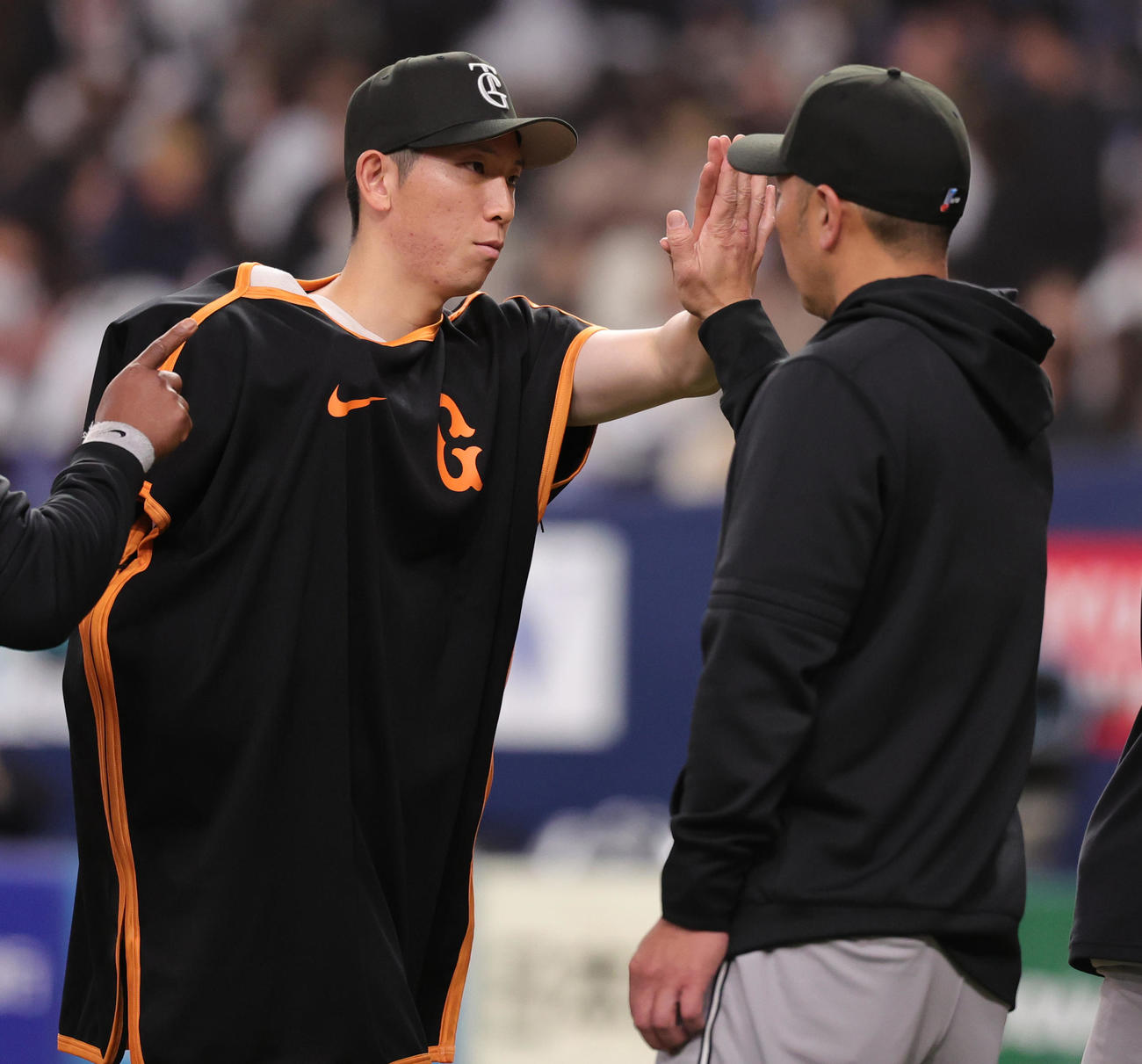 オリックス対巨人　勝利し阿部監督（右）とハイタッチする巨人戸郷（撮影・野上伸悟）