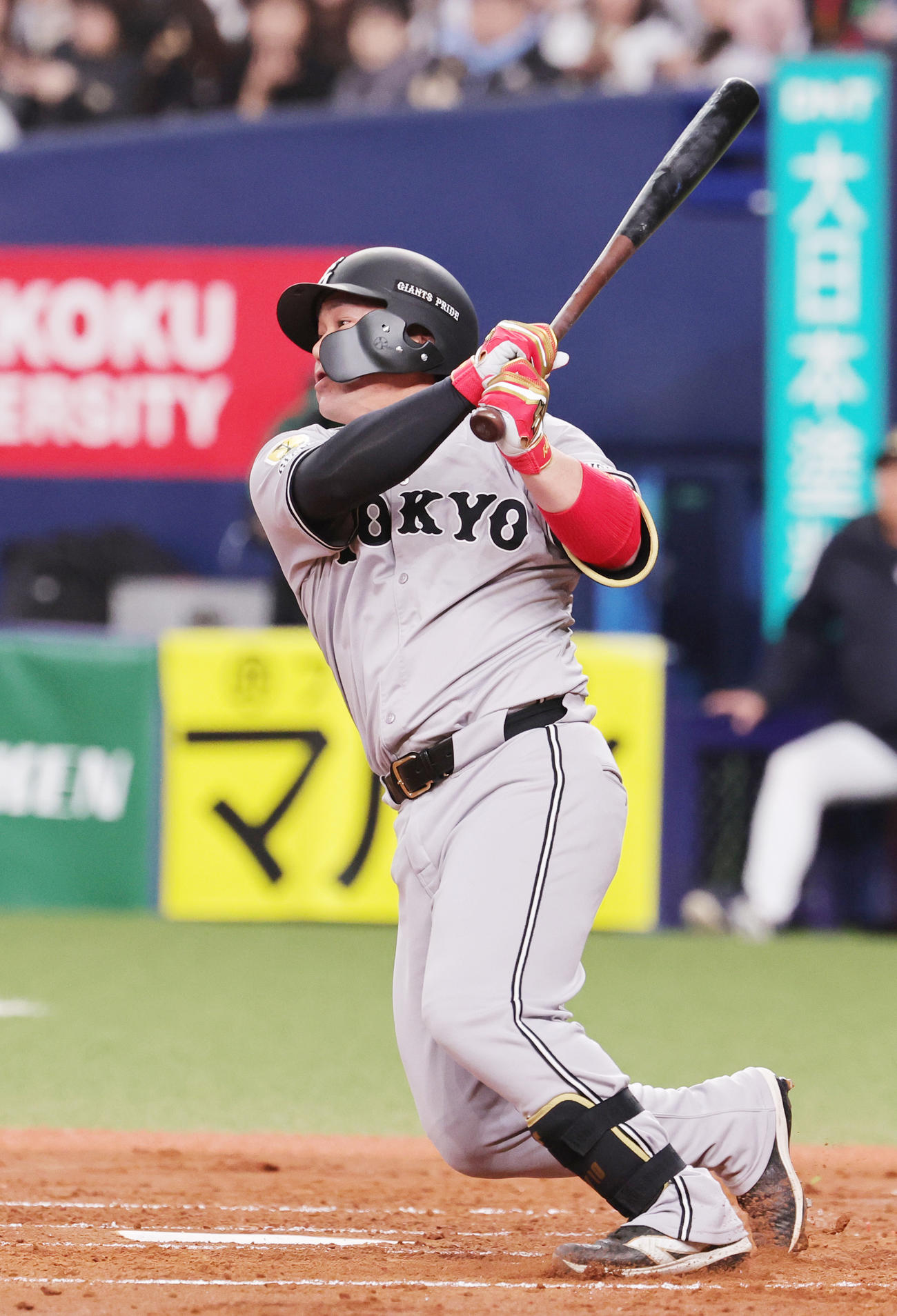 オリックス対巨人　2回表巨人無死一塁、左前打を放つ甲斐（撮影・野上伸悟）