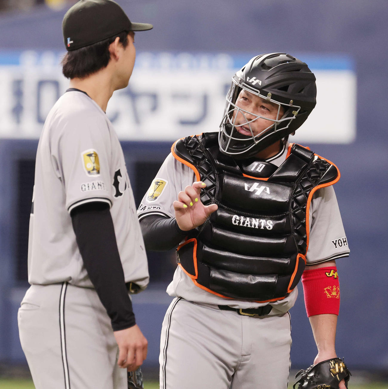 オリックス対巨人　先発の山崎（左）と話しながらベンチに戻る巨人甲斐（撮影・野上伸悟）