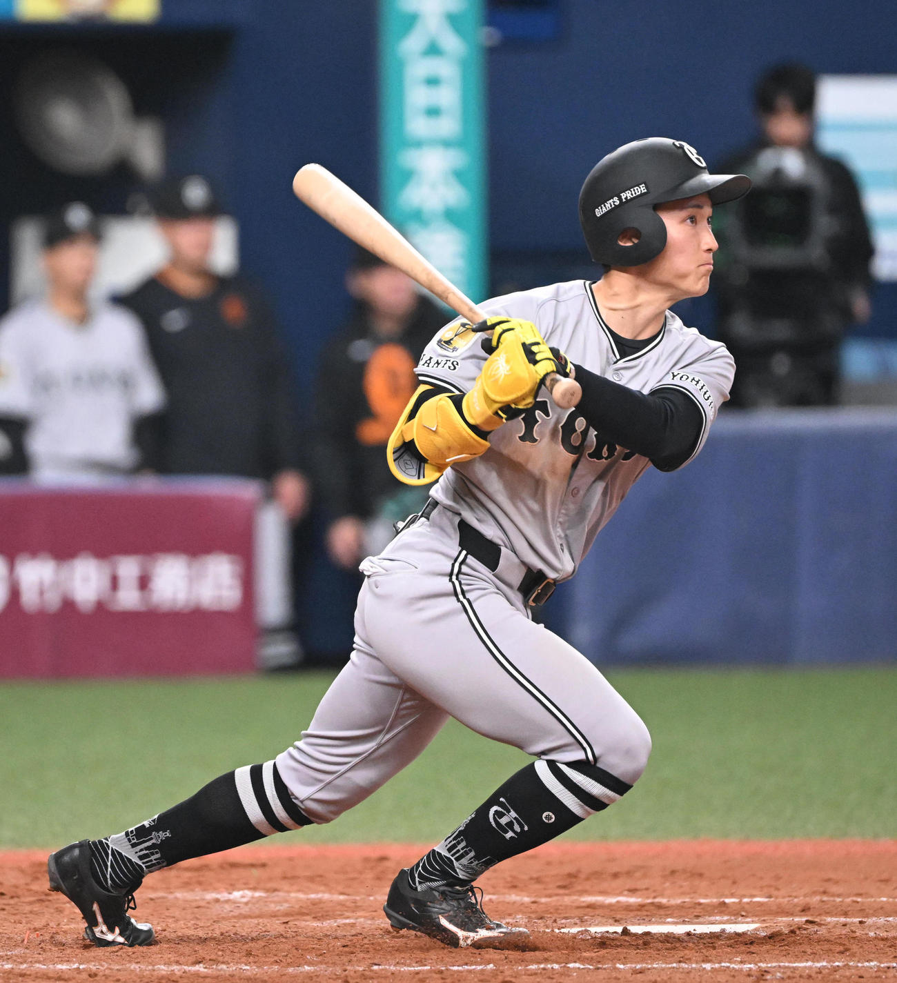 オリックス対巨人　8回表巨人2死、右二塁打を放つ浦田（撮影・和賀正仁）