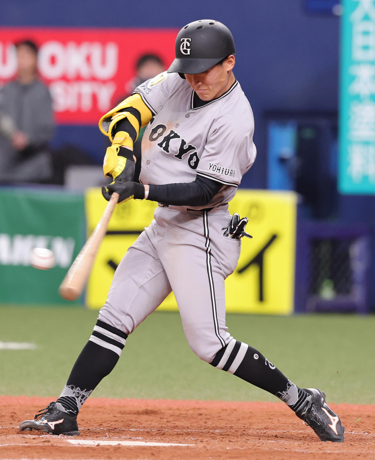 オリックス対巨人　9回表巨人2死、右二塁打を放つ浦田（撮影・野上伸悟）