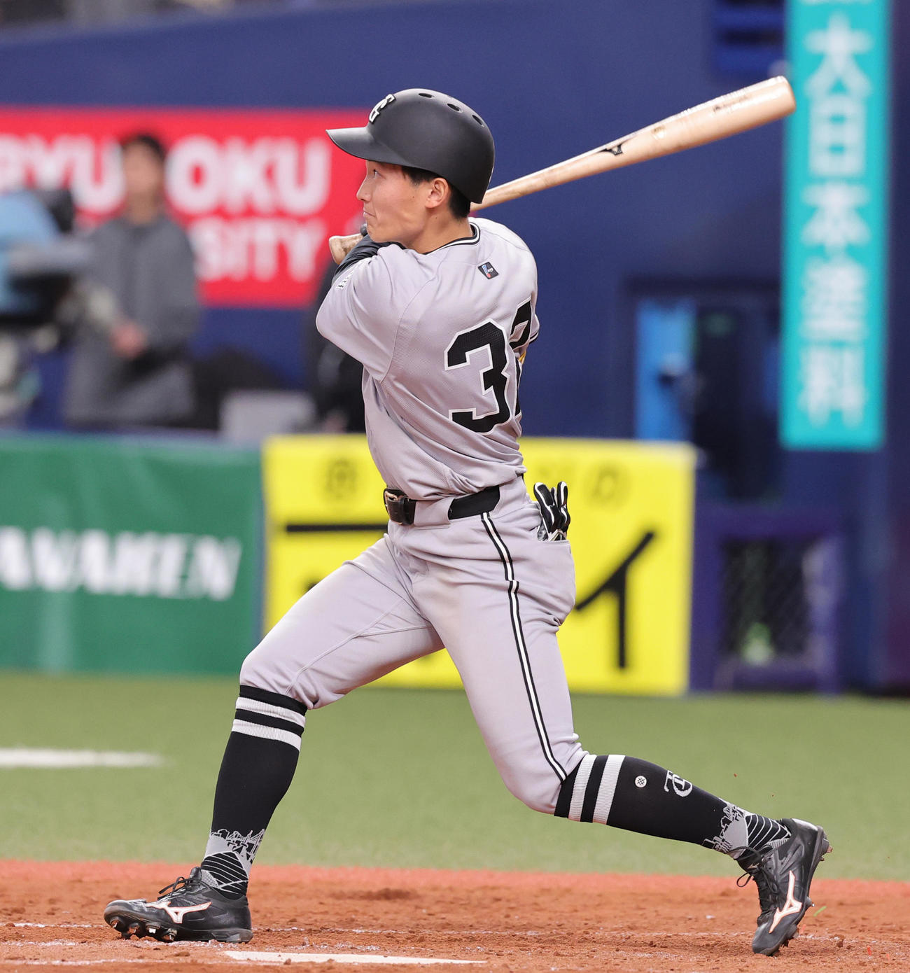 オリックス対巨人　9回表巨人2死、右二塁打を放つ浦田（撮影・野上伸悟）