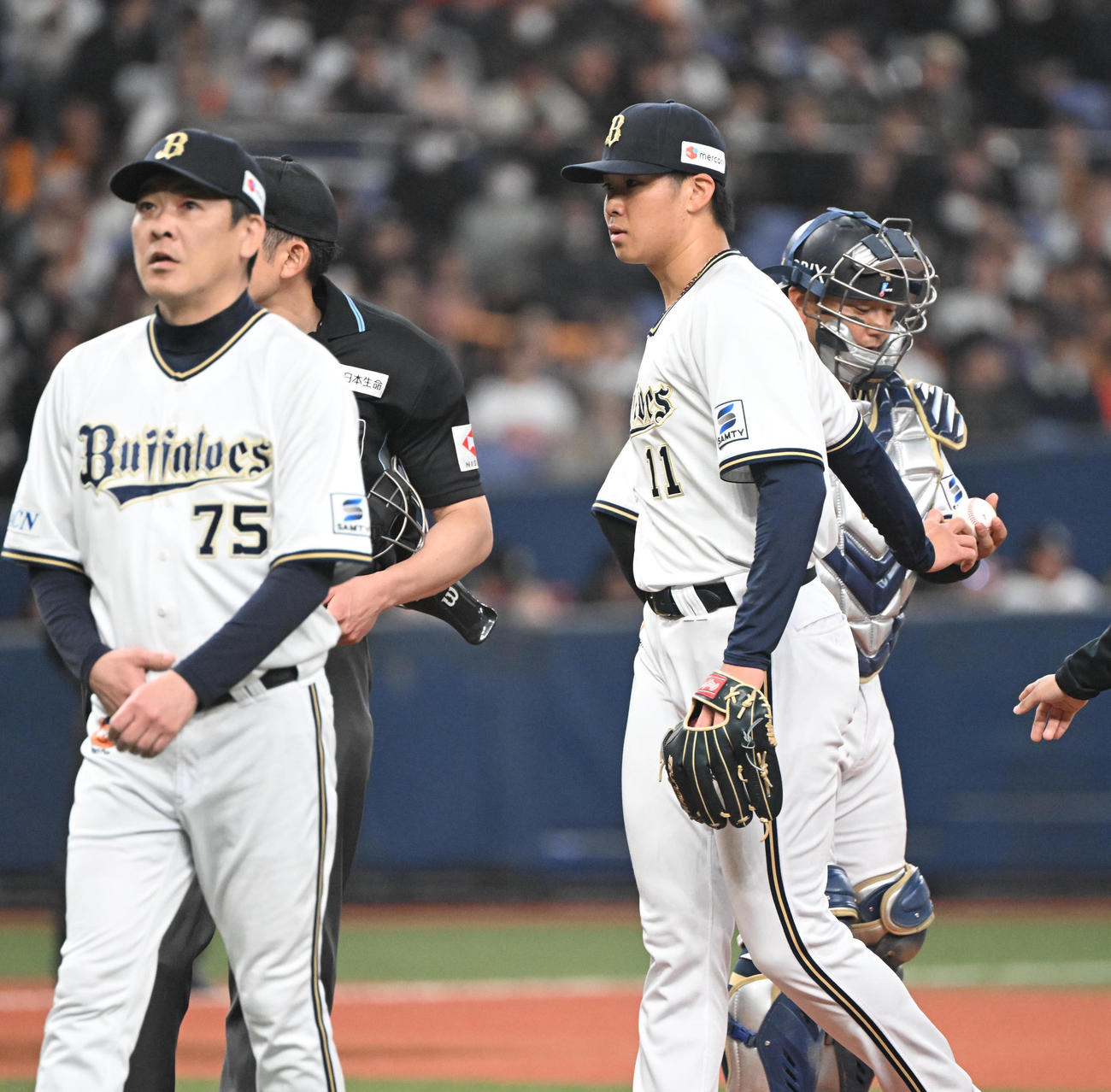 オリックス対巨人　4回表（巨人）1死二塁、治療のためベンチに下がるオリックス山下（撮影・和賀正仁）