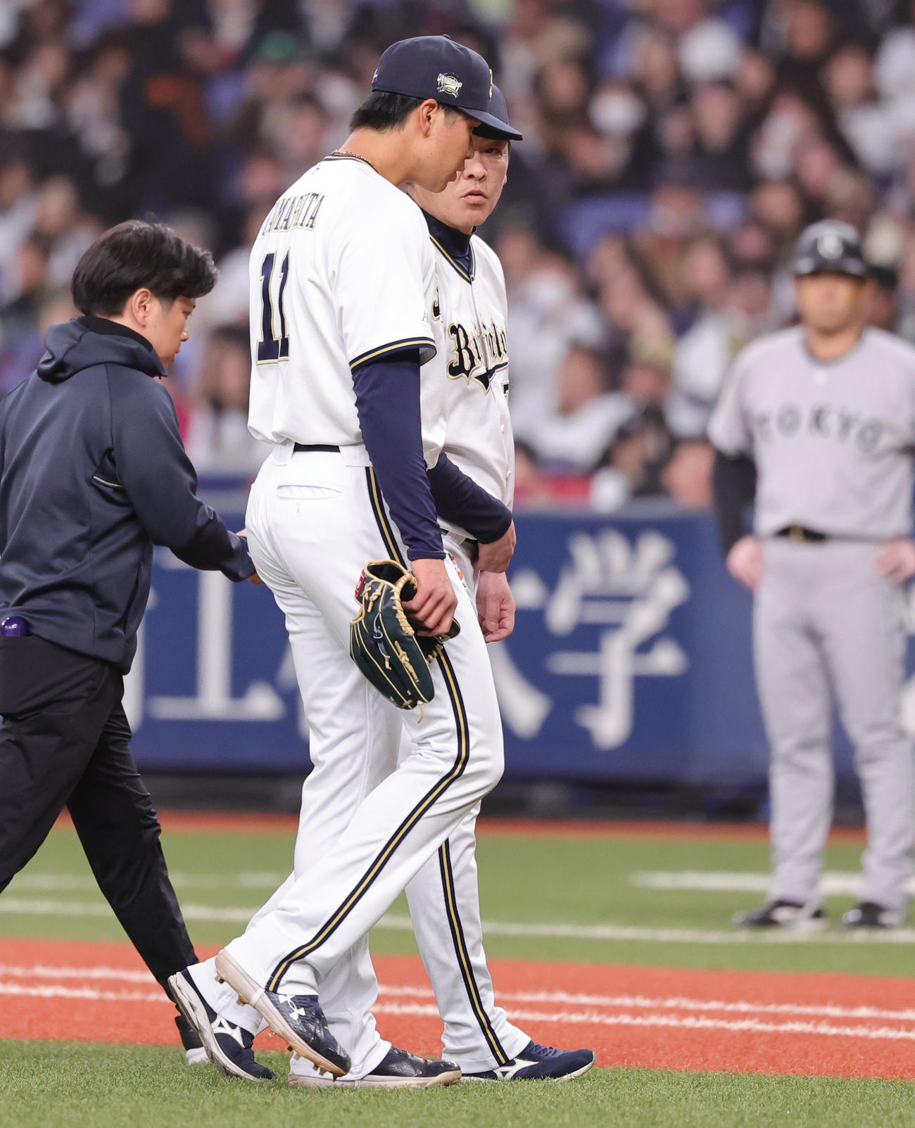 オリックス対巨人　4回表巨人無死二塁、降板するオリックス先発の山下（撮影・野上伸悟）