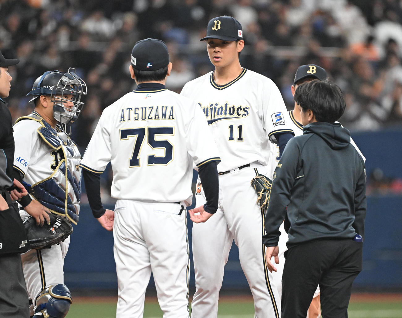 オリックス対巨人　4回表（巨人）1死二塁、治療のためベンチに下がるオリックス山下（撮影・和賀正仁）