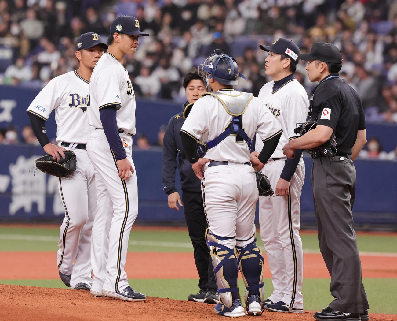 オリックス対巨人　4回表巨人無死二塁、オリックス先発の山下（左）は、厚沢投手コーチ（右から2人目）らと話し降板となる（撮影・野上伸悟）