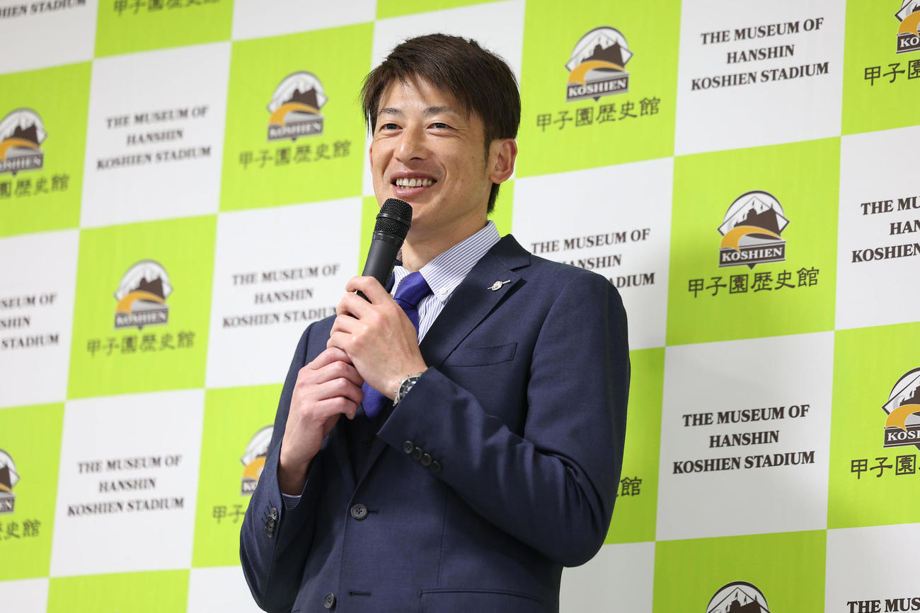 甲子園歴史館の一日館長に任命され、笑顔であいさつする能見氏（撮影・前田充）