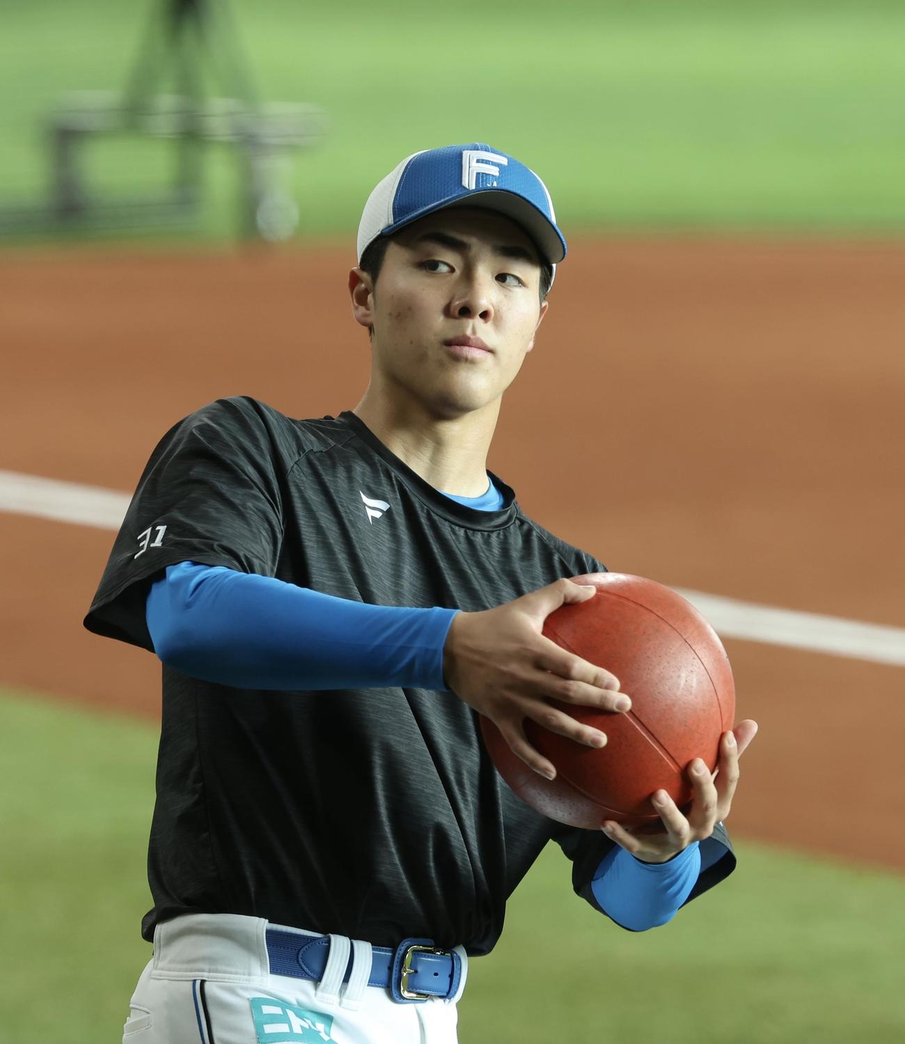 日本ハム対中日　試合前、練習に臨む日本ハム柴田（撮影・河田真司）