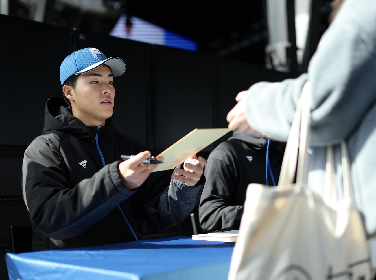 日本ハム対中日　試合前、サイン会に臨む日本ハム柴田（撮影・河田真司）