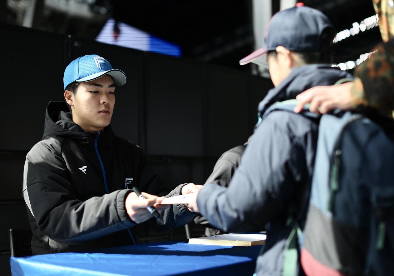 日本ハム対中日　試合前、サイン会に臨む日本ハム柴田（撮影・河田真司）