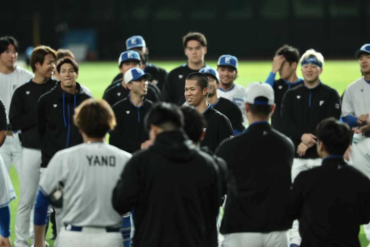 日本ハム対中日　試合前、円陣であいさつする日本ハム松岡（中央）（撮影・河田真司）