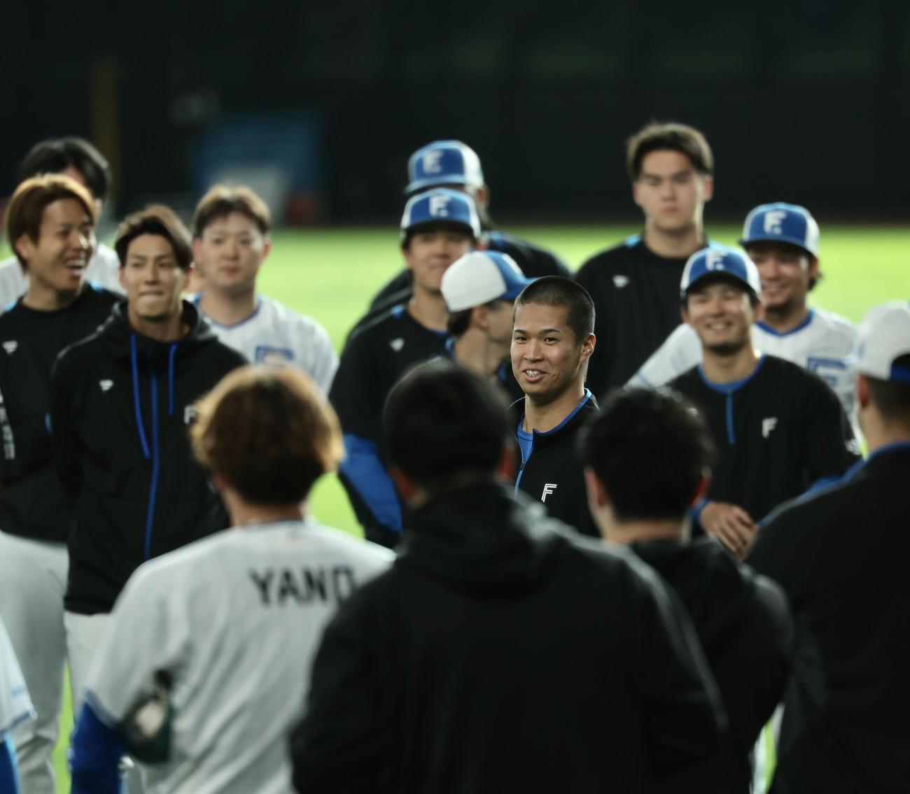 日本ハム対中日　試合前、円陣であいさつする日本ハム松岡（中央）（撮影・河田真司）