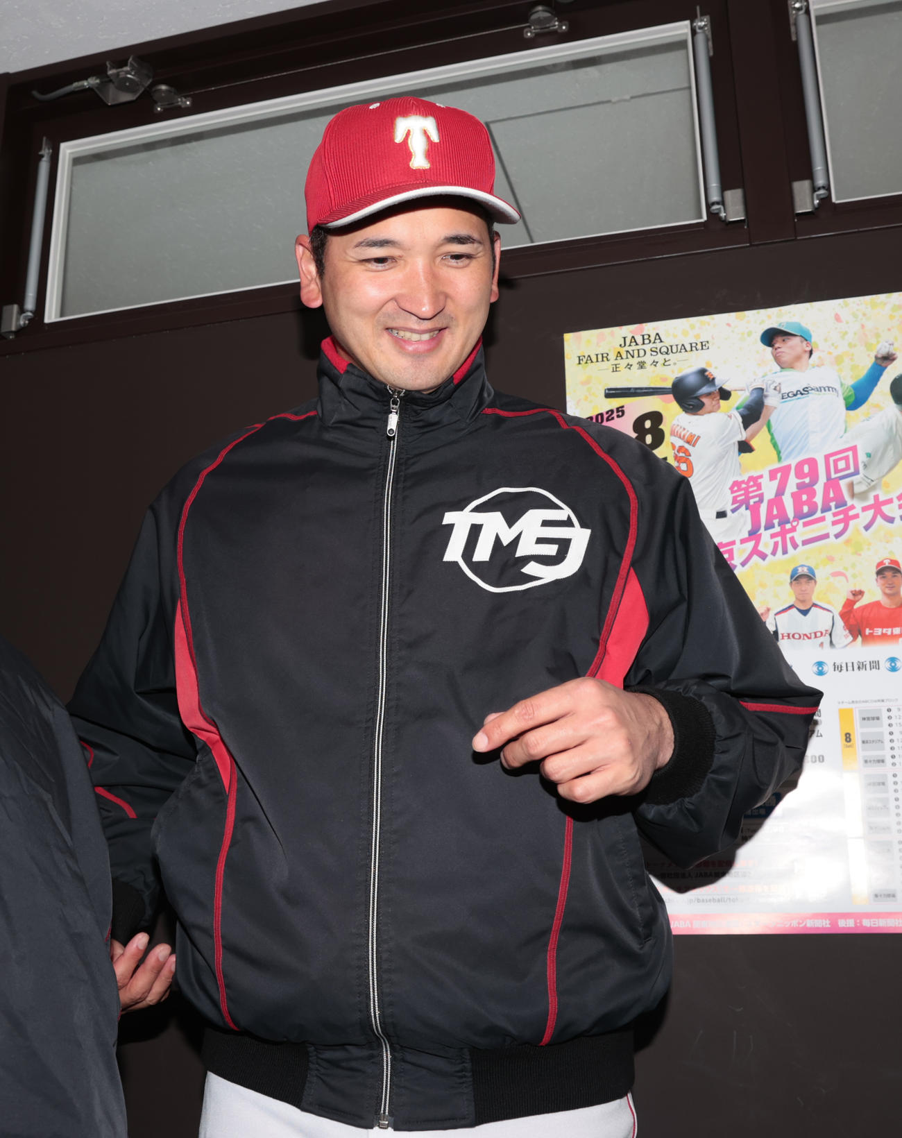 茨城トヨペット対トヨタ自動車東日本　初勝利のトヨタ自動車東日本の大谷監督は笑顔を見せる（撮影・柴田隆二）