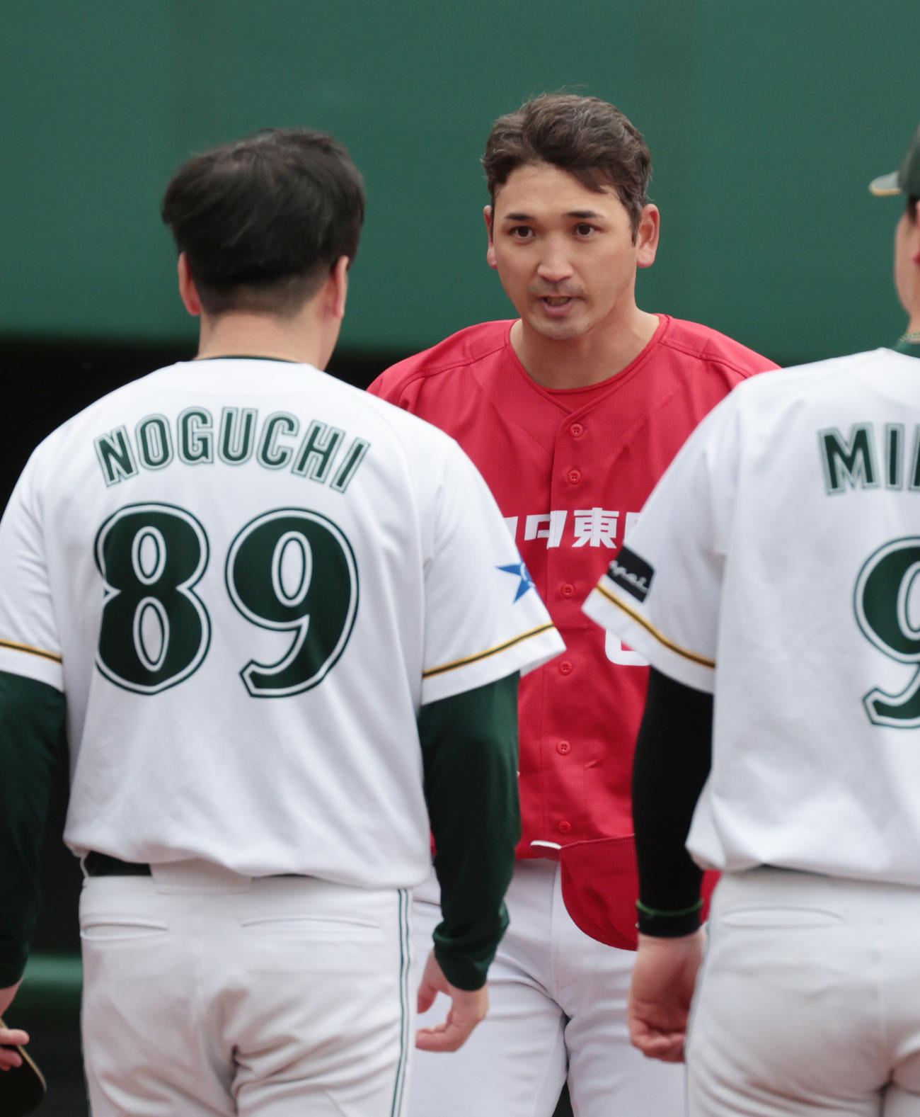 茨城トヨペット対トヨタ自動車東日本　ドジャース大谷の兄でトヨタ自動車東日本の大谷龍太監督（中央）は茨城トヨペットの野口監督にあいさつする（撮影・柴田隆二）