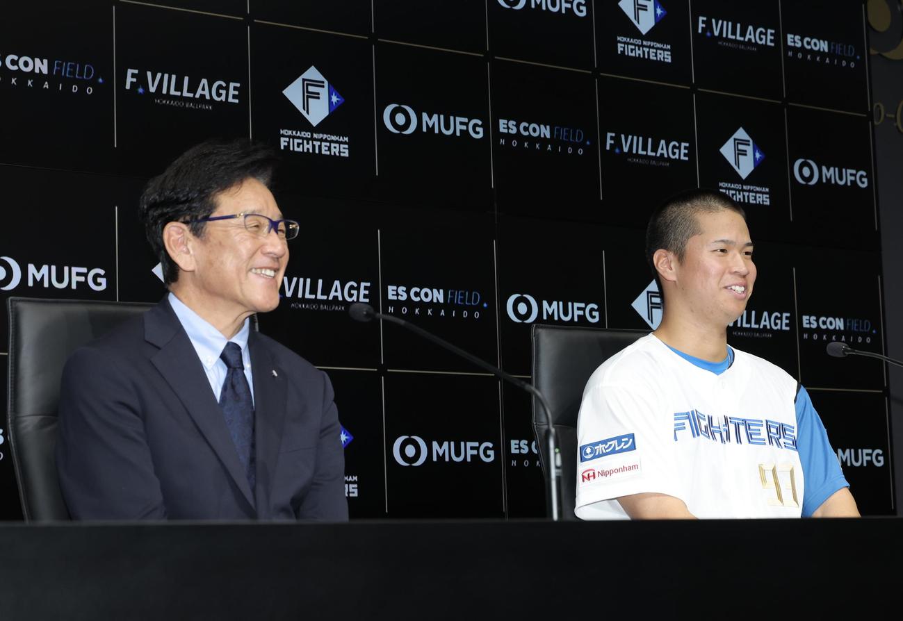 会見で笑顔を見せる日本ハム栗山CBO（左）と松岡（撮影・河田真司）