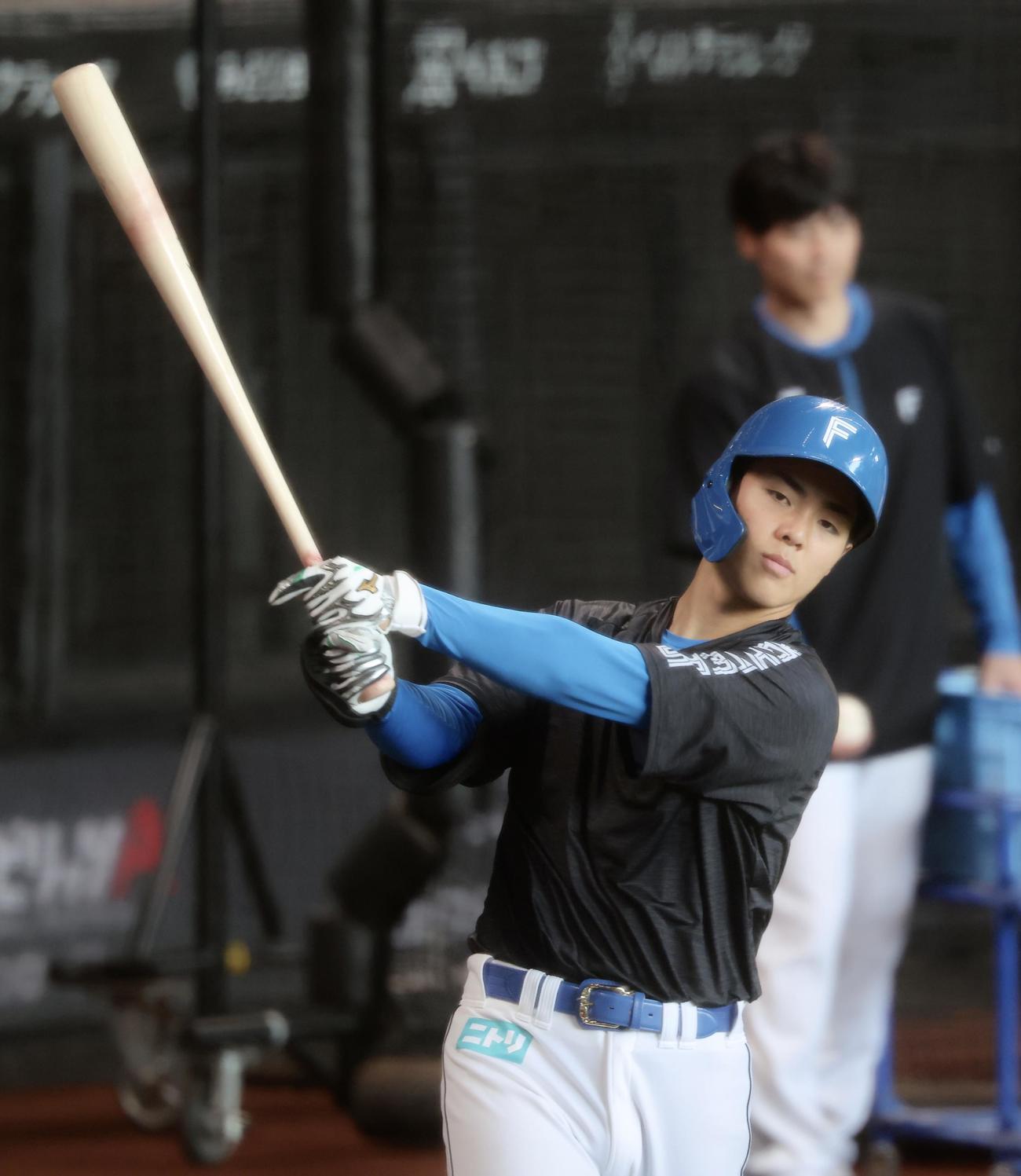 日本ハム対中日　試合前、素振りする日本ハム柴田（撮影・河田真司）