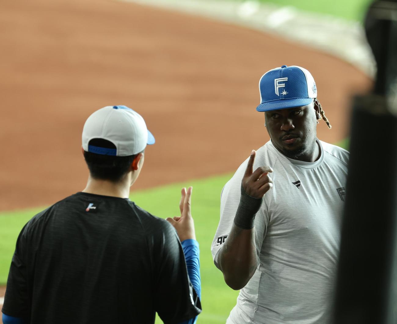 日本ハム対中日　試合前、柴田（左）と言葉を交わす日本ハム・レイエス（撮影・河田真司）