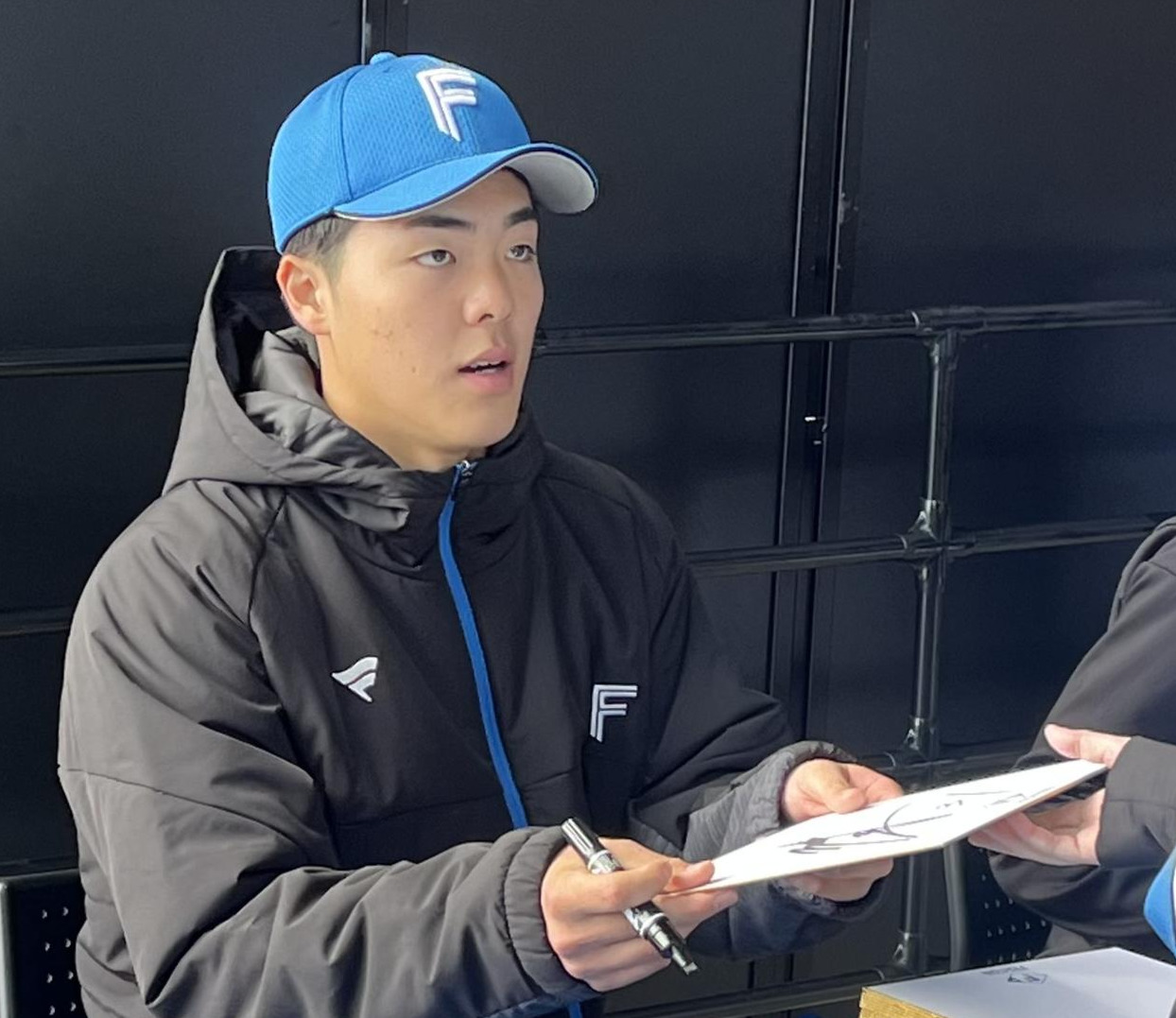 ファンとのサイン会に臨む日本ハムの柴田