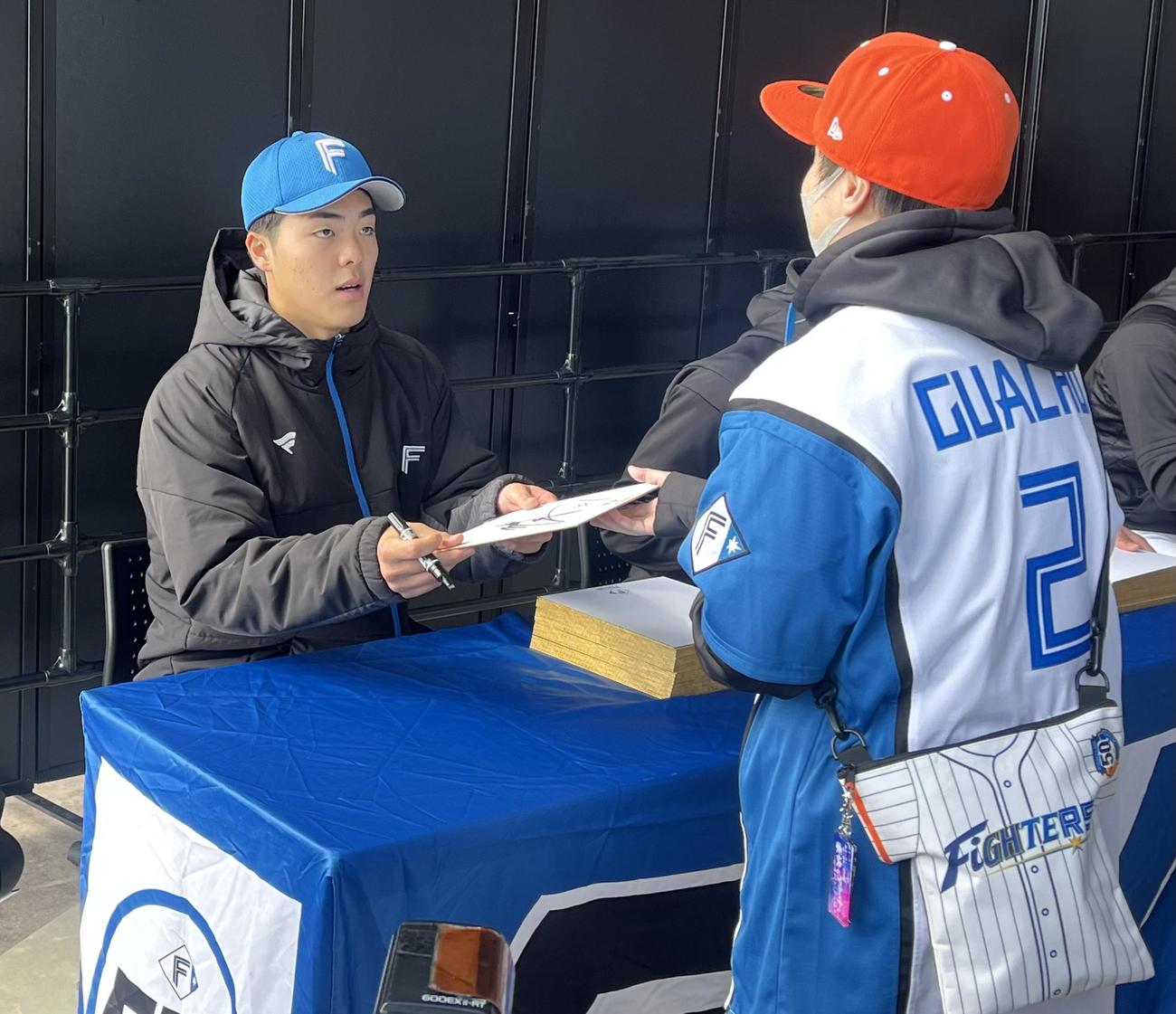 ファンとのサイン会に臨む日本ハムの柴田