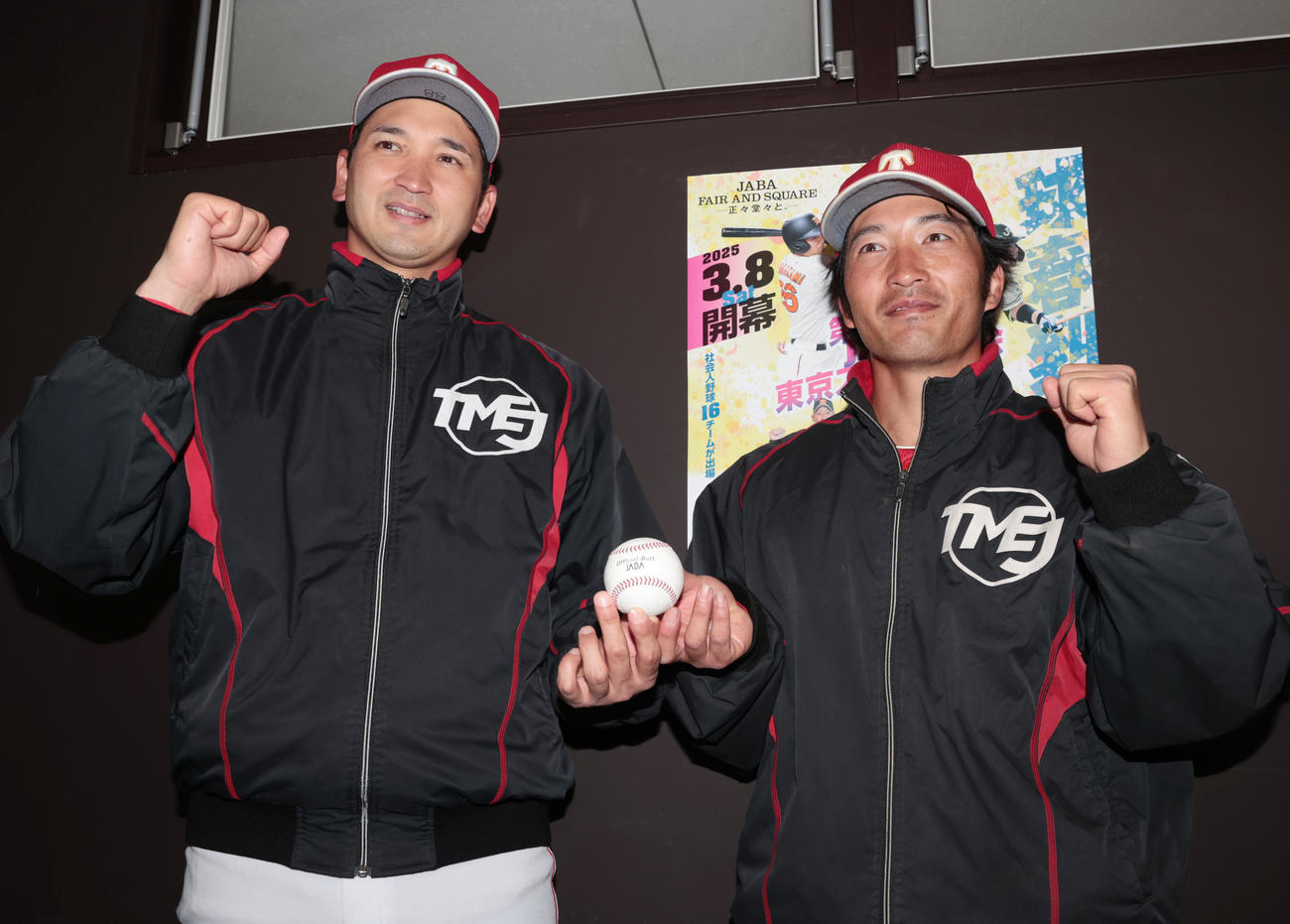 茨城トヨペット対トヨタ自動車東日本　初勝利のトヨタ自動車東日本の大谷監督（左）は勝利投手の中里からウイニングボールを受けガッツポーズする（撮影・柴田隆二）