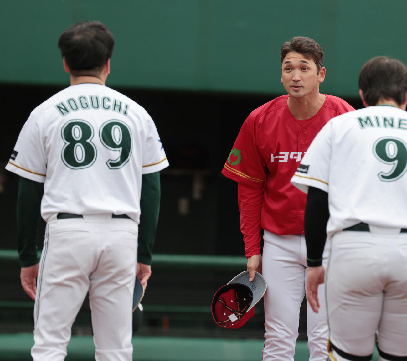 茨城トヨペット対トヨタ自動車東日本　ドジャース大谷の兄でトヨタ自動車東日本の大谷龍太監督（中央）は茨城トヨペットの野口監督にあいさつする（撮影・柴田隆二）